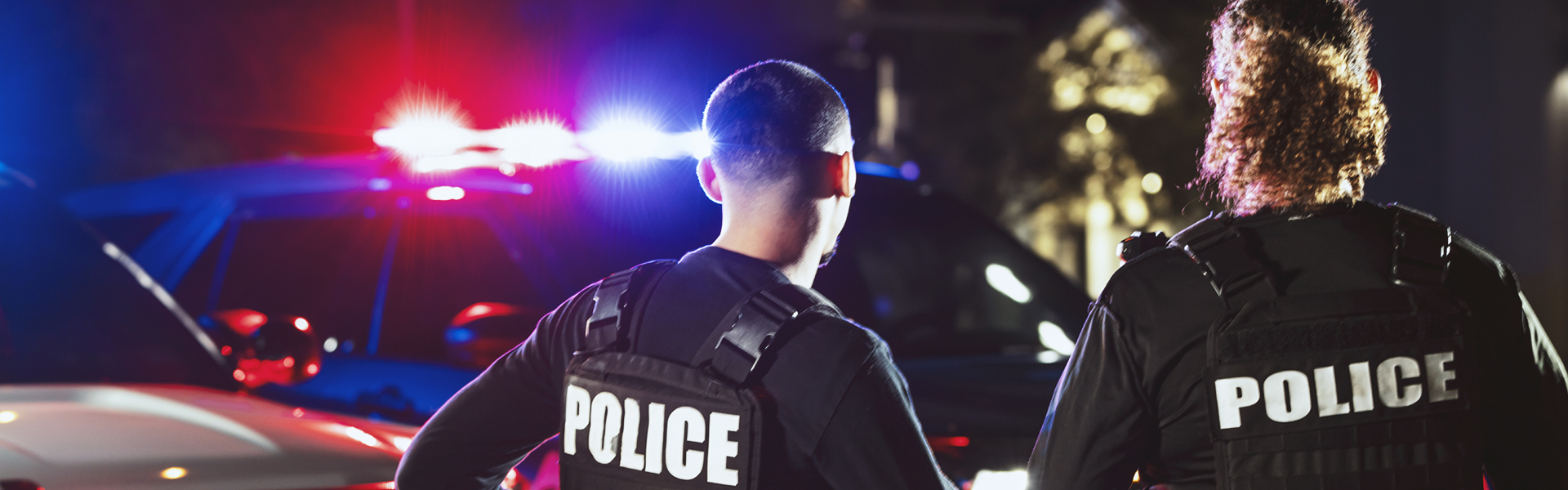 2 police officers at a crime scene