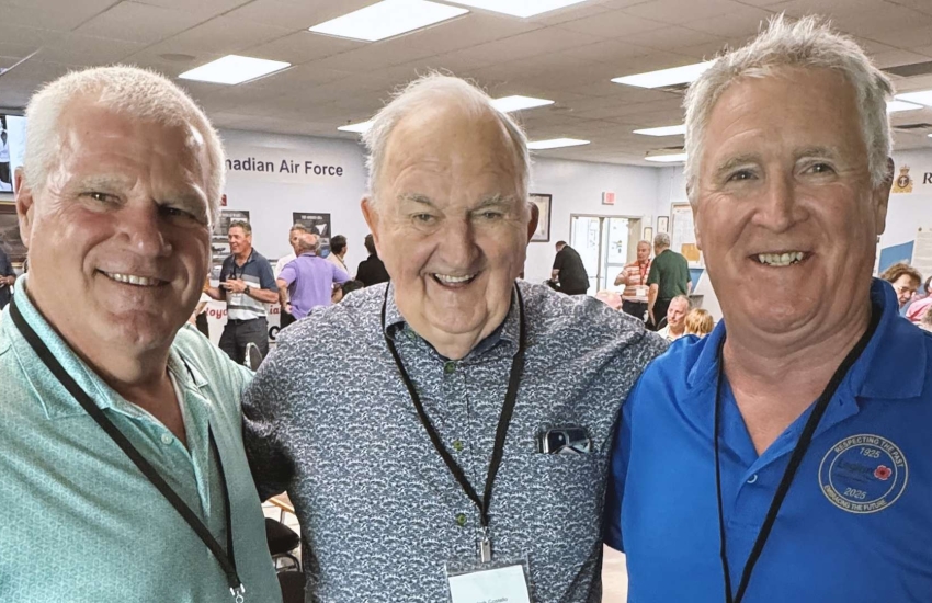 3 former Saints Hockey teammates