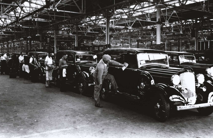 1933 Dodge vehicles on the final assembly line, Windsor Passenger Car Assembly Plant.