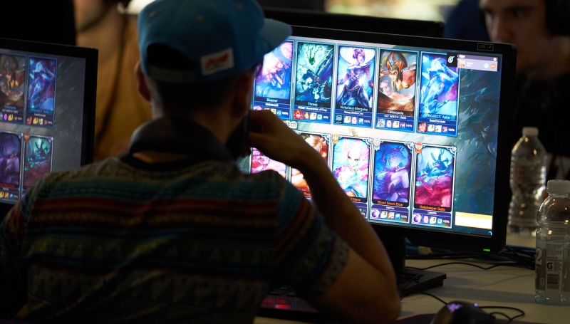 Esport athlete playing on a computer