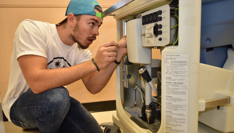 A majority of Ontarians support three-year College degrees for programs like the one shown in the photograph of a student in Biomedical Engineering Technology.